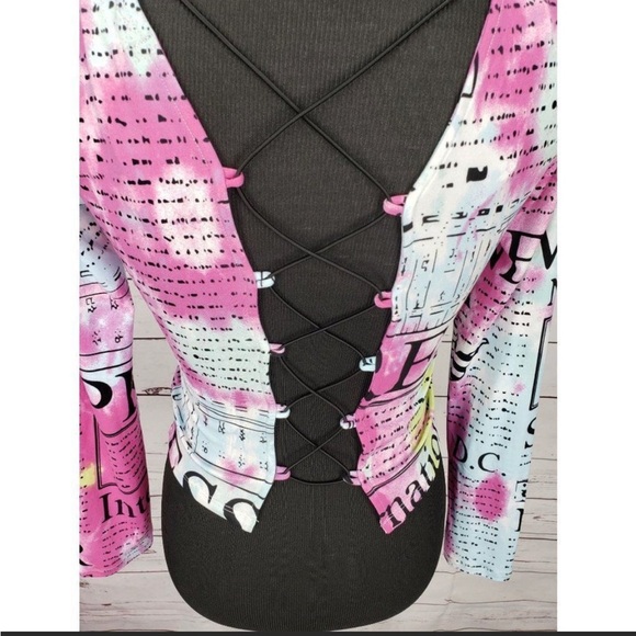 Social Scene Women's Long Sleeve Open Back Newspaper
Goth Rave Blouse Medium - Picture 5 of 5